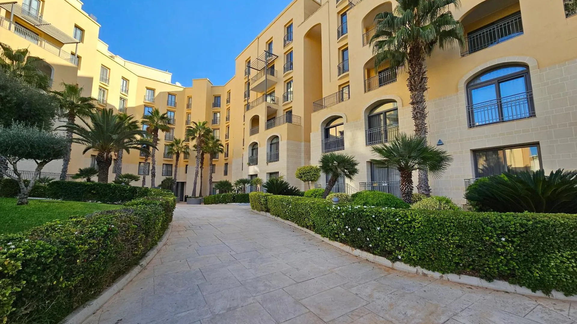 Stunning Seafront Portomaso Apartment San Giuliano